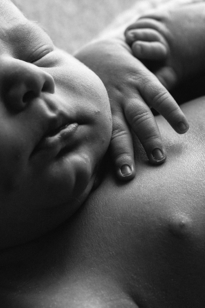 Portrait artistique de nouveau-né en noir et blanc par 5Mphotographie.