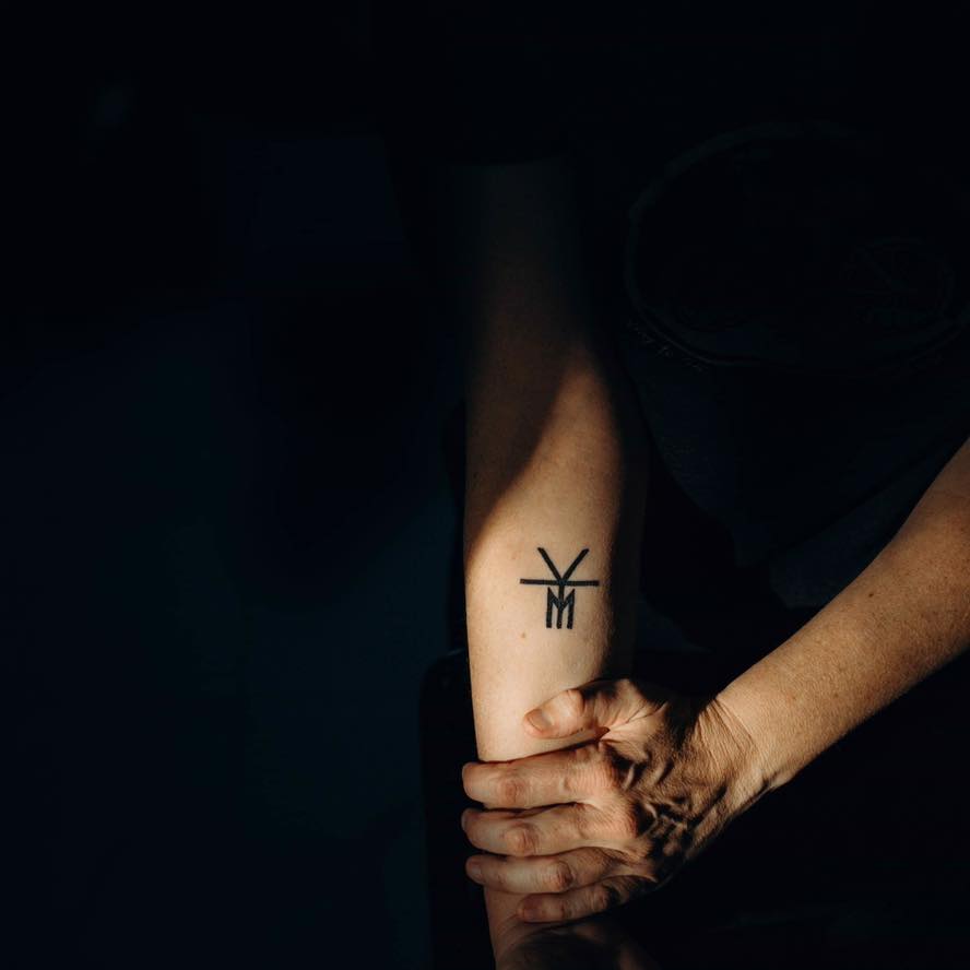 Tatouage sur le bras de Catherine Hudon représentant un album de Mogwai.