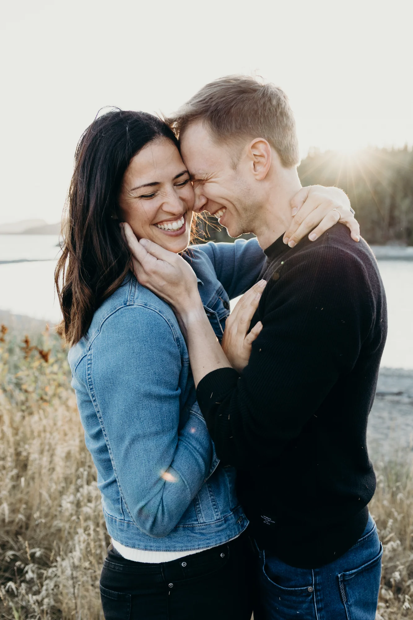 Couple enlacé au bord du fleuve, photographie de mariage et engagement par 5Mphotographie.