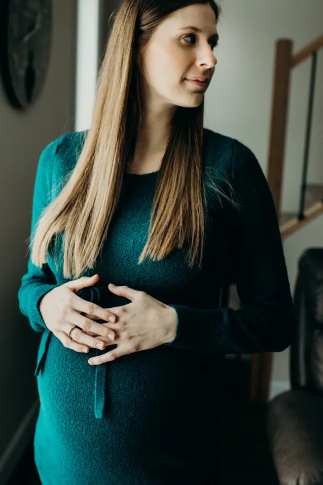 Capturez la beauté de votre grossesse en lumière naturelle dans le Bas-Saint-Laurent. Séances photo de maternité authentiques et émouvantes pour immortaliser ce moment unique.