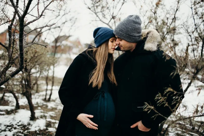 Couple attendant un enfant, séance photo de maternité en haute résolution à Rimouski
