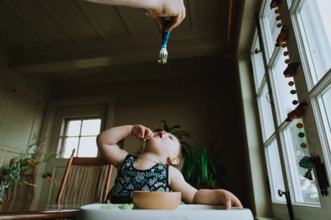Bébé mangeant capturé par photographe documentaire à Rimouski