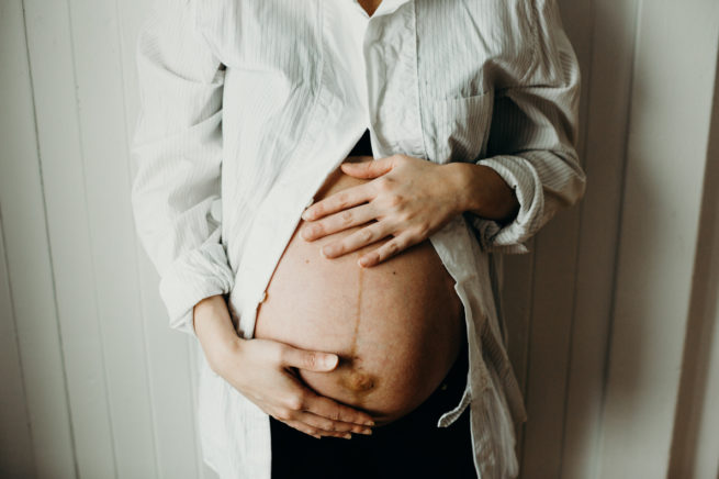 Gros plan artistique sur un ventre de femme enceinte, portrait de maternité haute résolution à Rimouski par 5Mphotographie