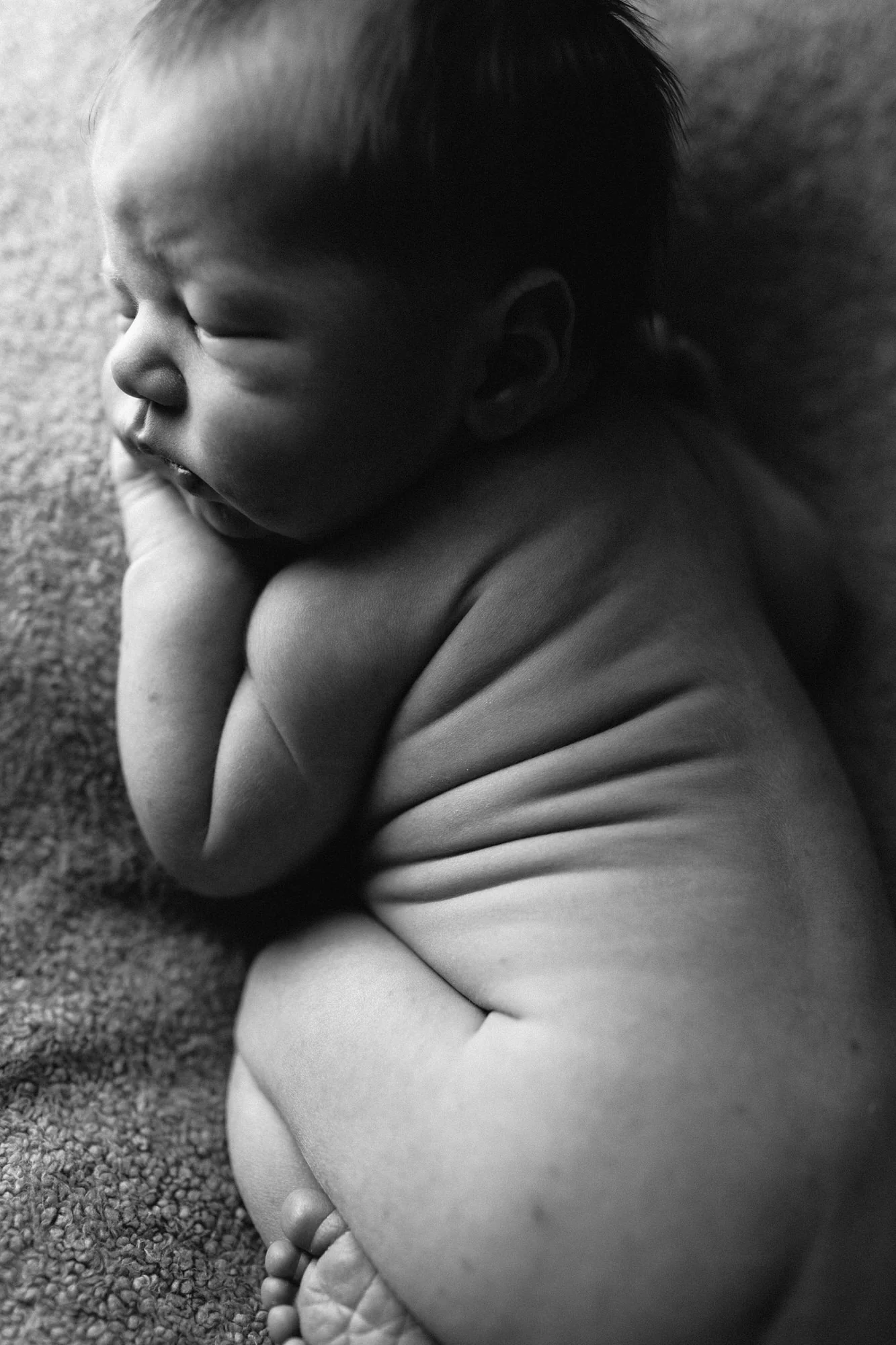 Photographe Rimouski - Portrait artistique de nouveau-né en noir et blanc par 5MPhotographie.