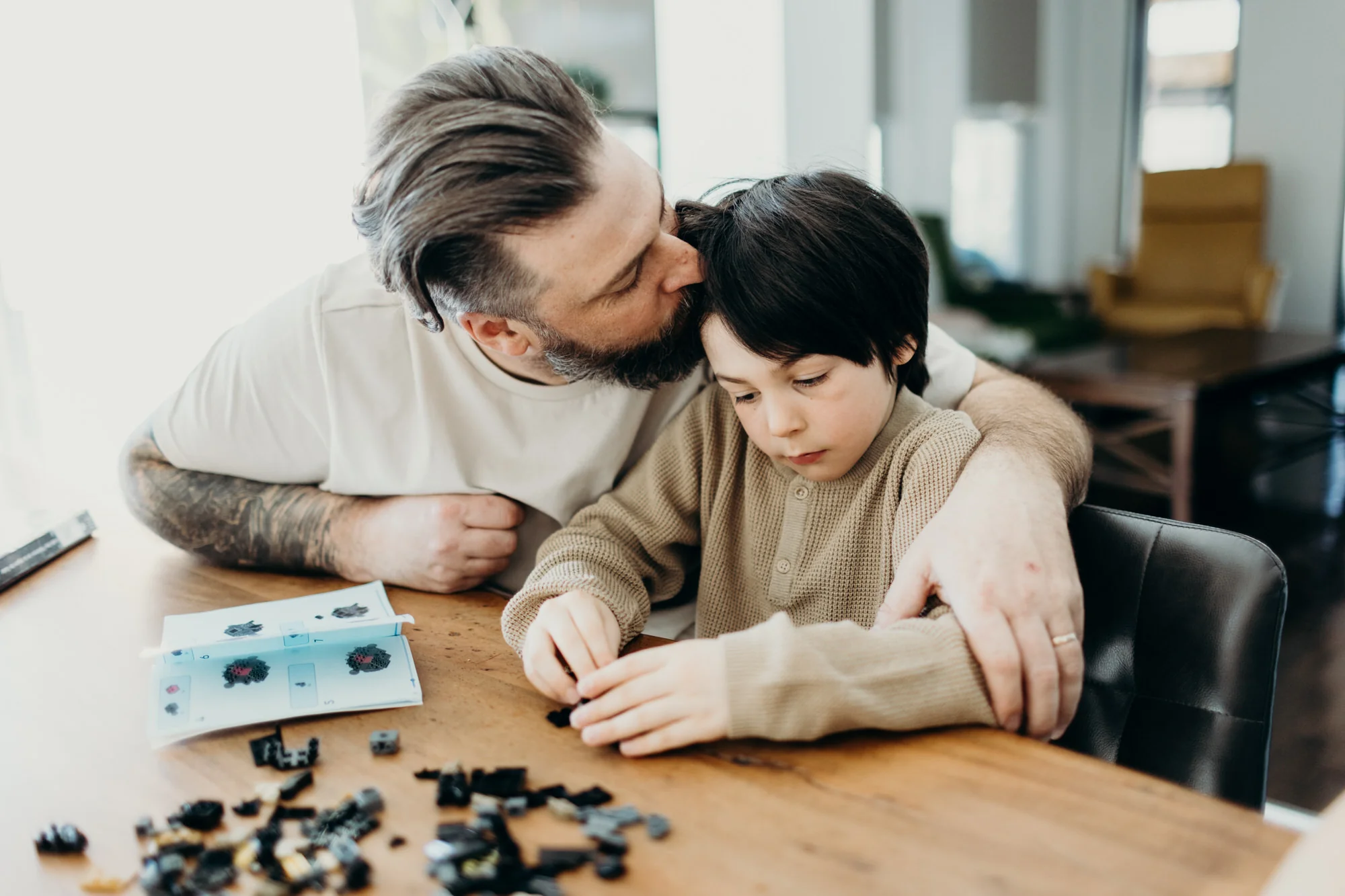 Moment de complicité entre un père et son fils, séance photo famille lifestyle avec Catherine Hudon.