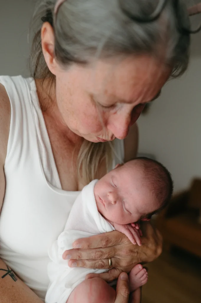 Catherine Hudon photographe qui tient son bébé lors d'une séance photo à Rimouski.
