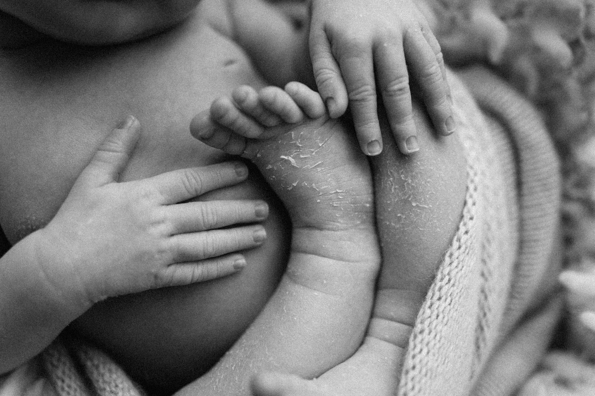 Détail d'un nouveau-né en noir et blanc, illustrant la sensibilité de 5Mphotographie et le parcours de Catherine Hudon en néonatalogie à Rimouski.