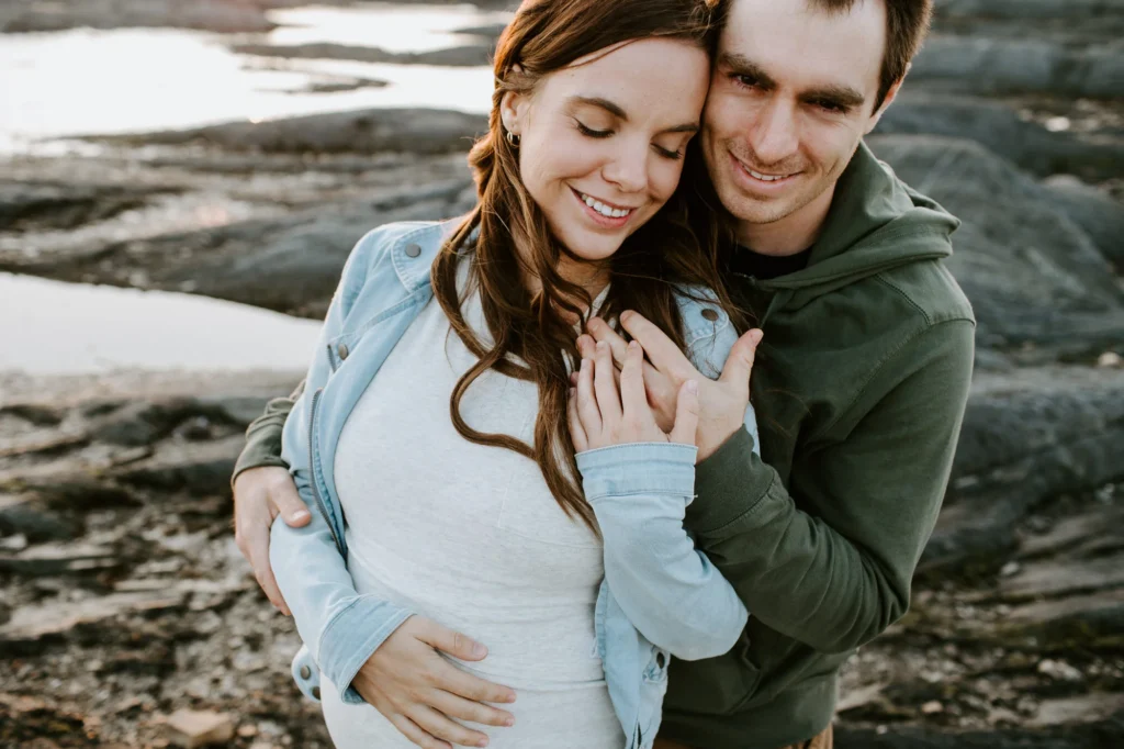 Étreinte chaleureuse sous le soleil de fin de journée au Bas-Saint-Laurent.