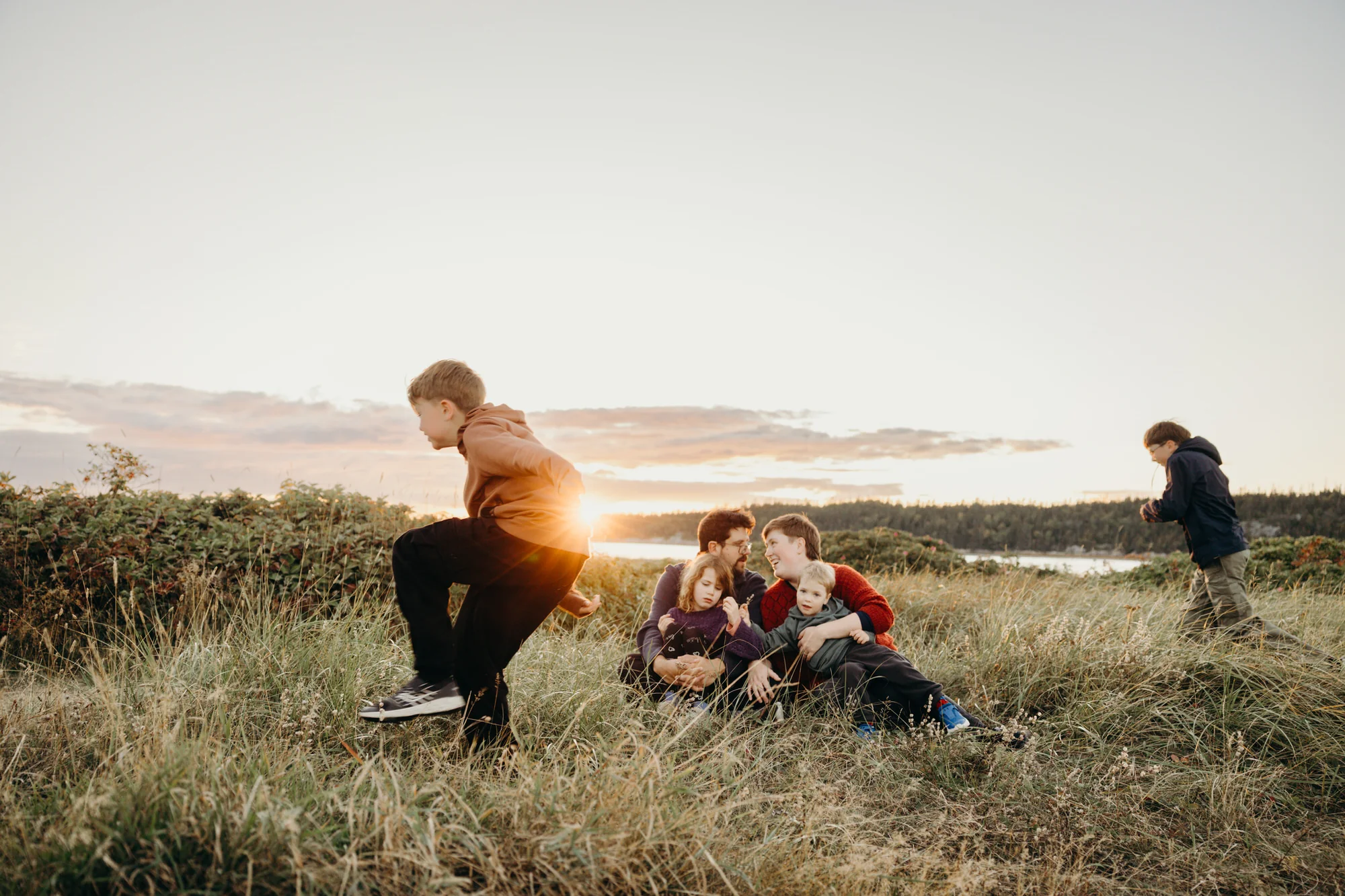 Photographie de famille au coucher du soleil à Rimouski pour des souvenirs naturels et authentiques contacter 5Mphotographie.