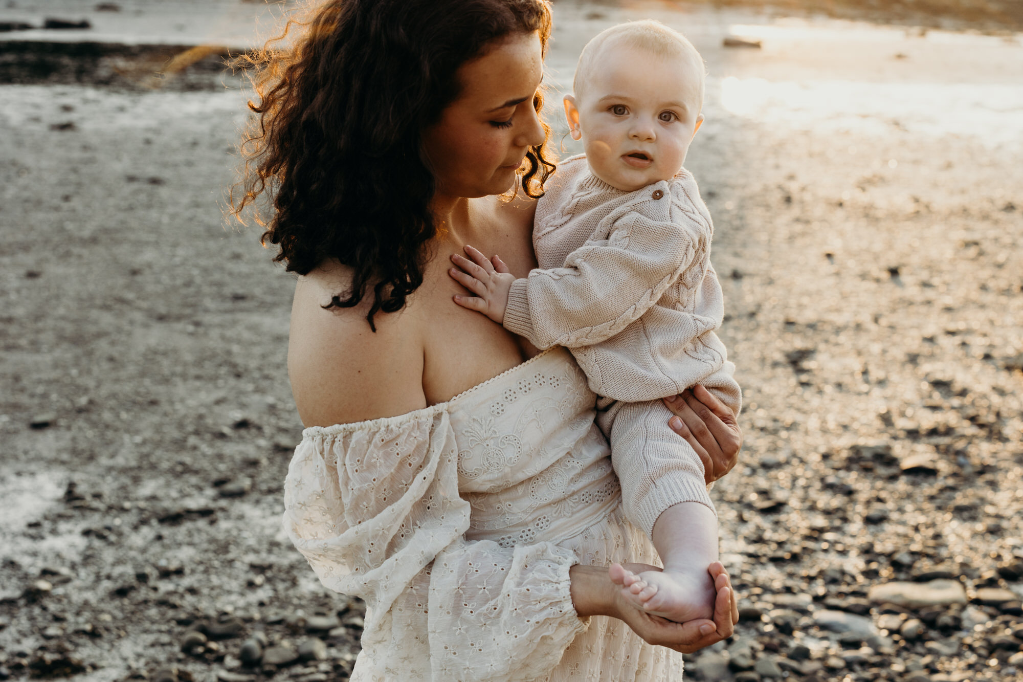 Moment de complicité entre une maman et son enfant capturé par votre photographe à Rimouski.