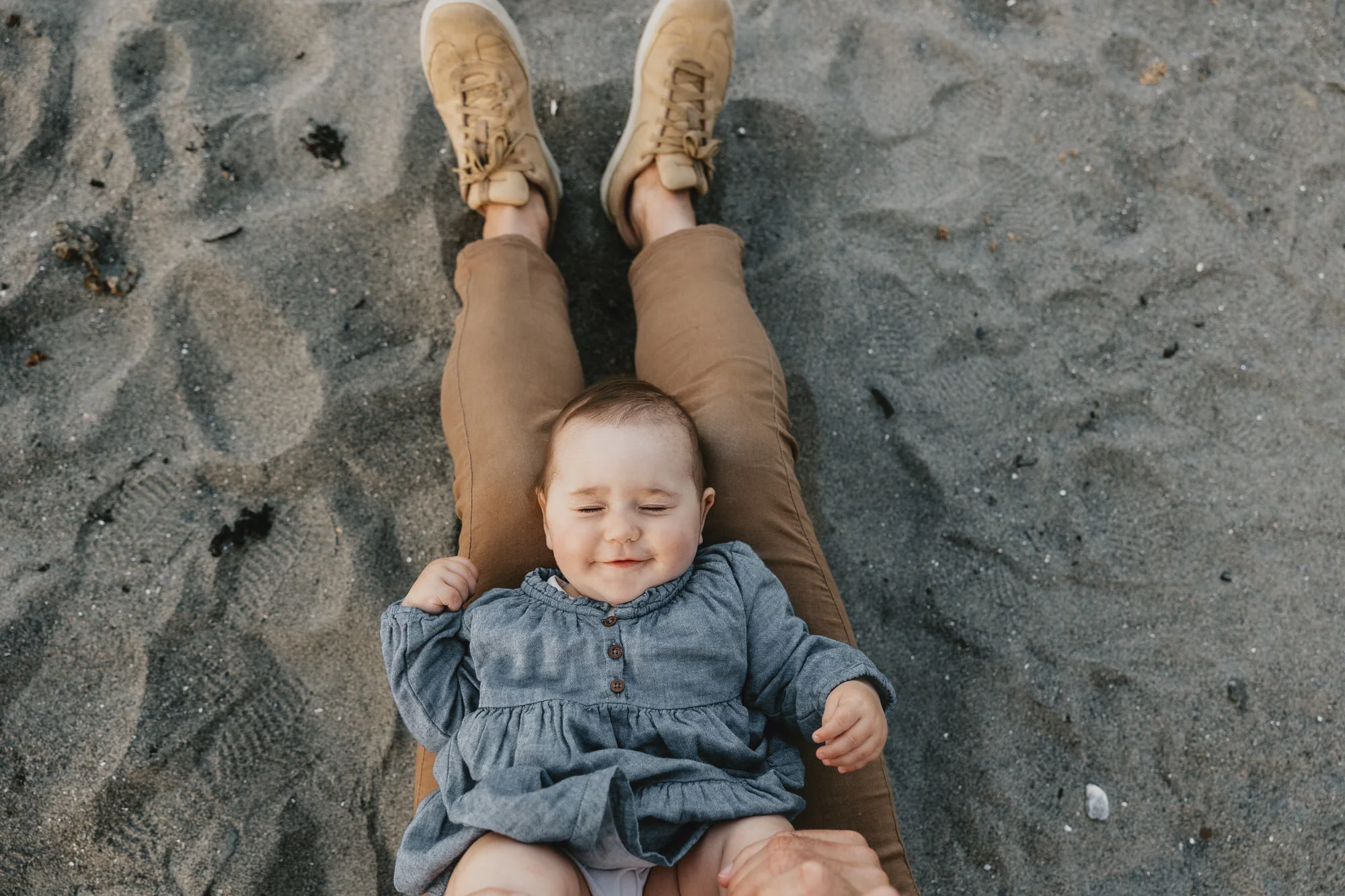 Séance photo bébé sur une plage de Rimouski réalisée par la photographe Catherine Hudon de 5Mphotographie.
