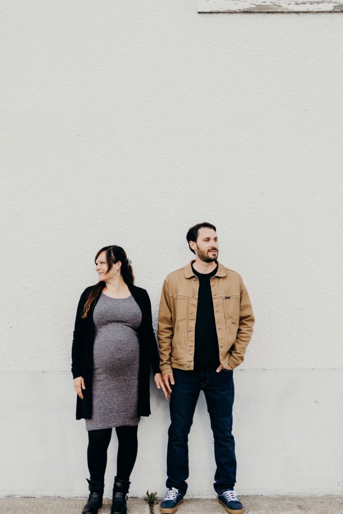 Couple devant mur blanc lors d'une séance photo à Lévis.