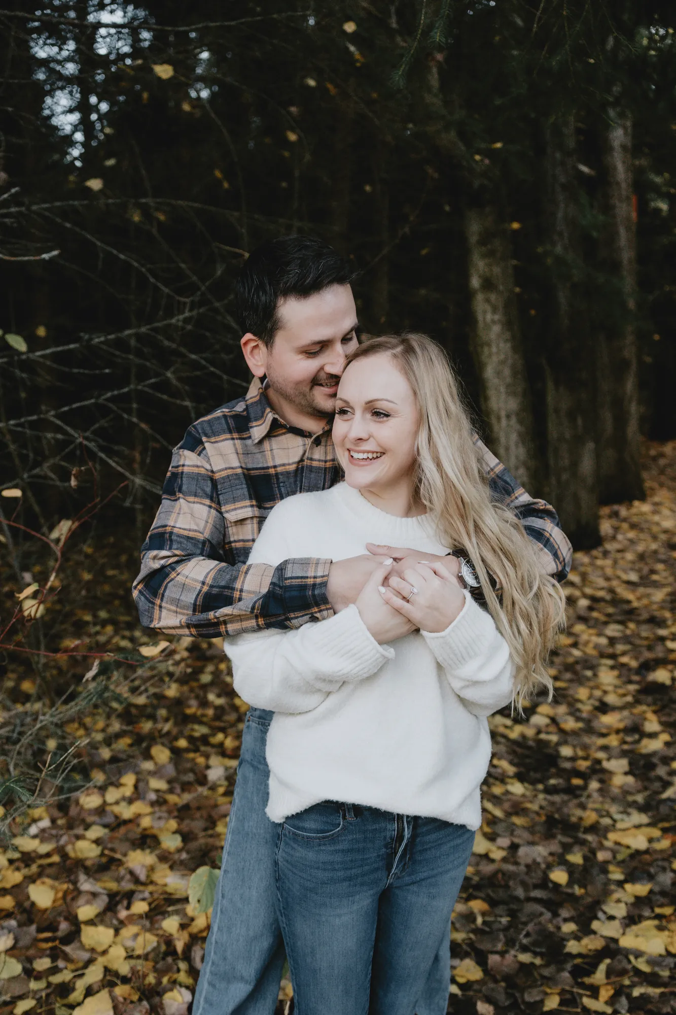 Couple heureux souriant en étreinte en couleur.
