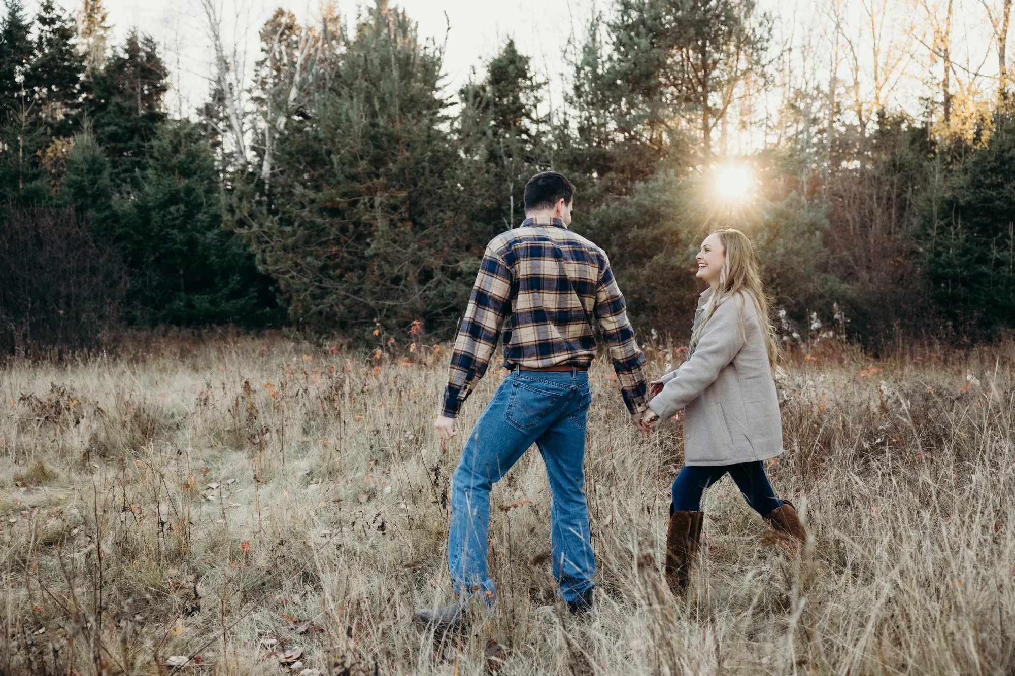 Marche amoureuse sur un tapis de feuilles et de branches.