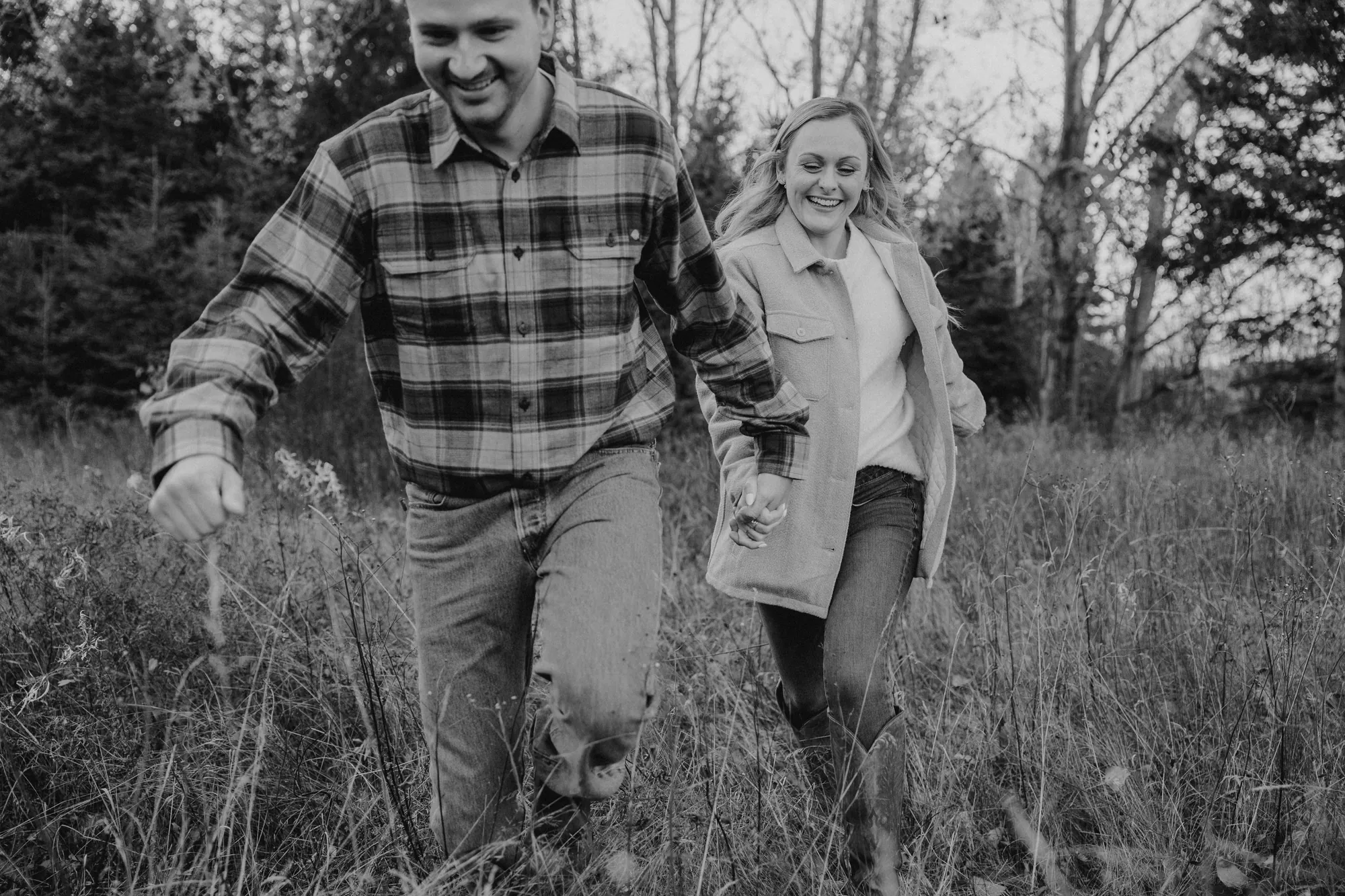 Rires et jeux d'ombre dans le sous-bois en noir et blanc.