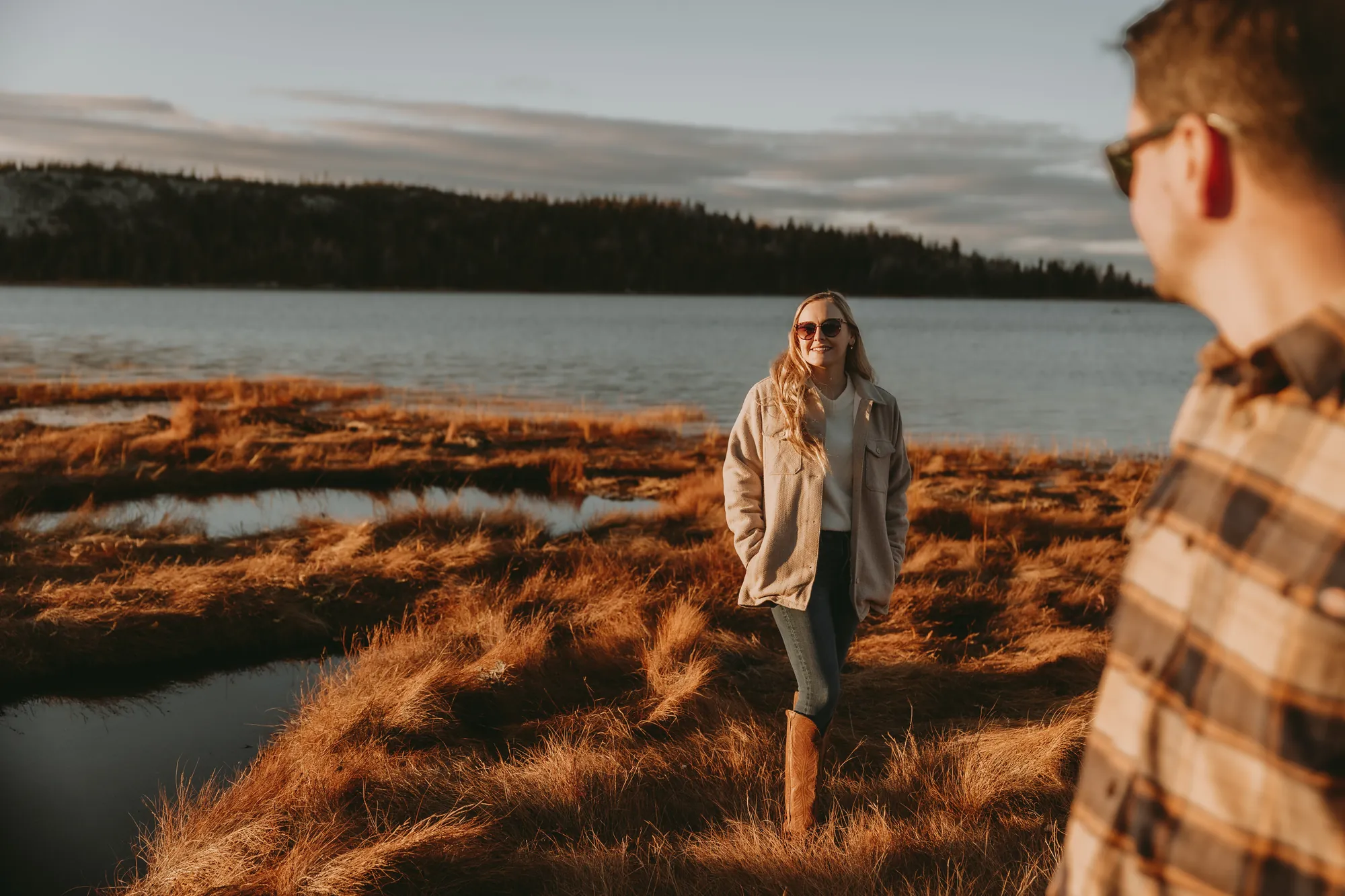 Vue panoramique de la rive et de la végétation rouge en automne.