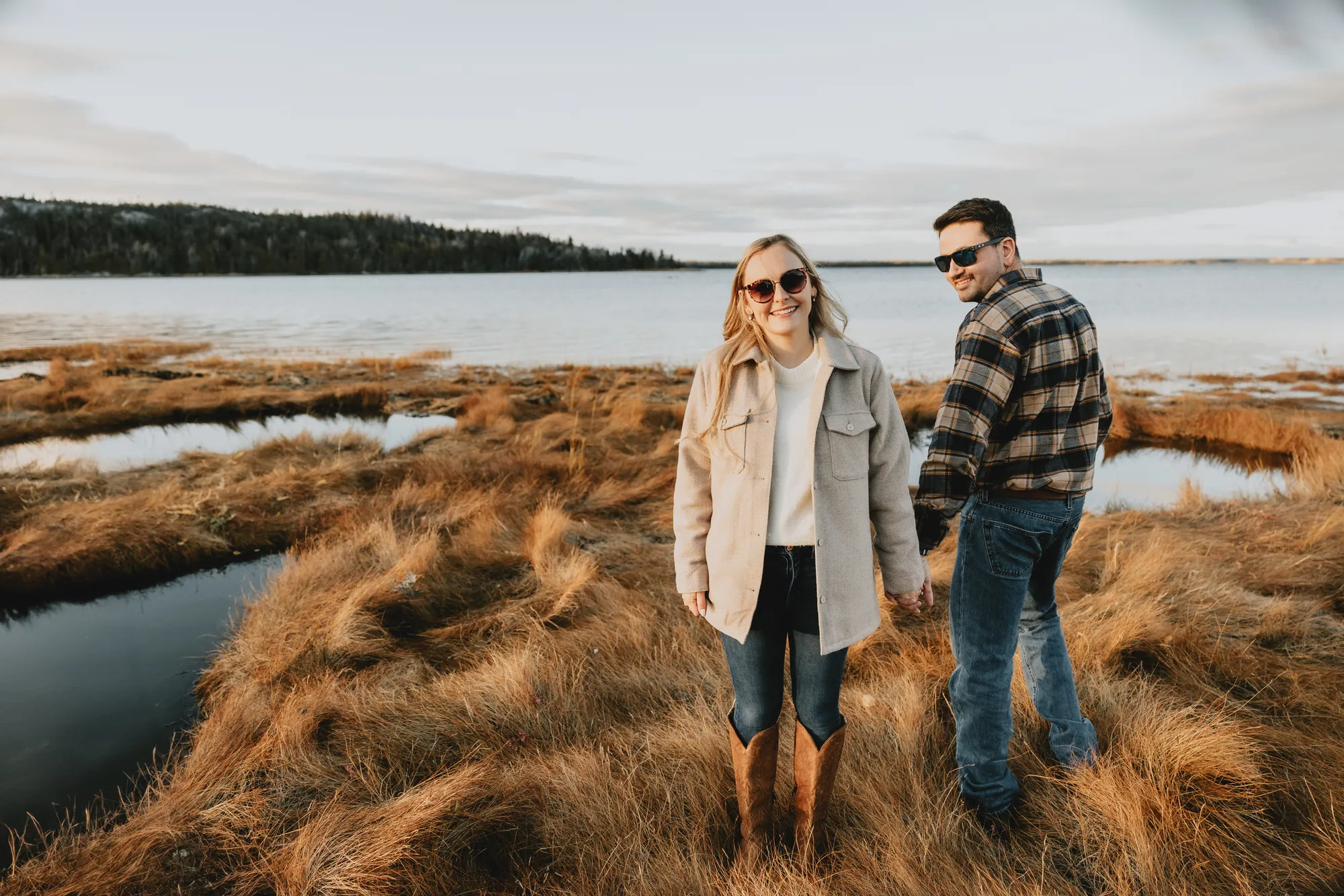 Lumière chaude traversant les branches lors d'une séance de couple.