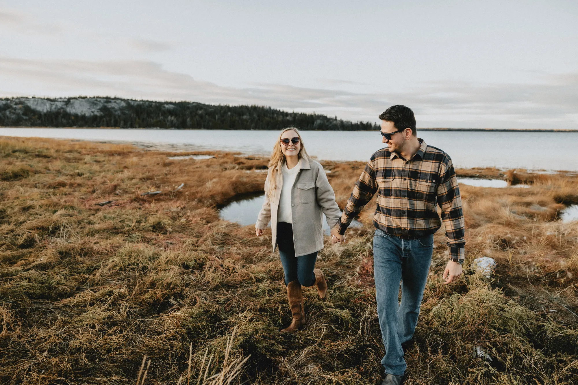 Portrait de couple baigné dans une lumière de "clarté de fou".