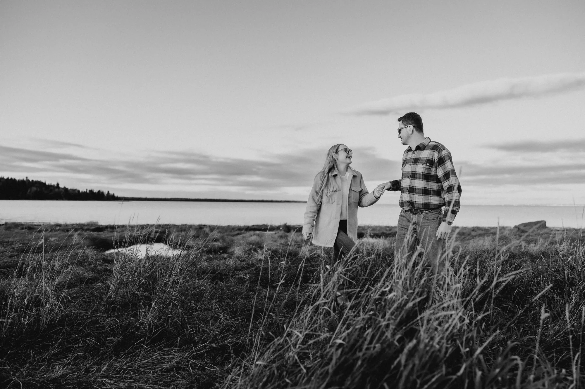 Marche complice dans les champs d'automne en noir et blanc.