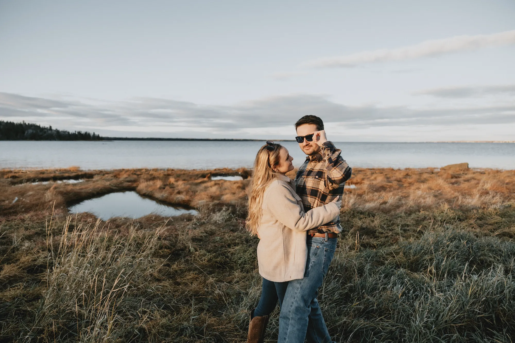 Plan large des amoureux explorant le rivage de Varennes-sur-mer.