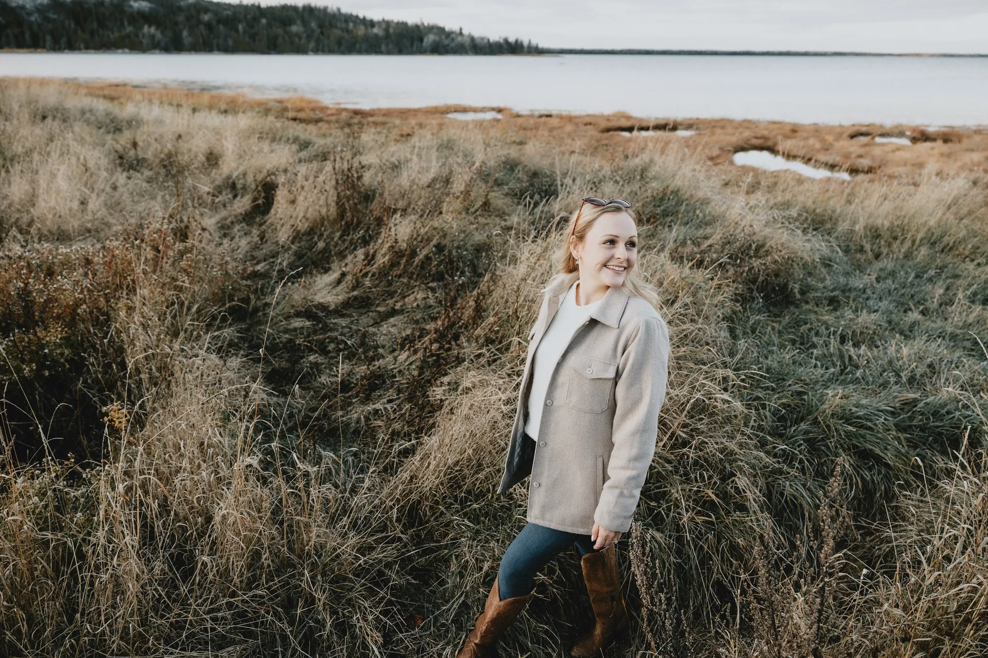Portrait de Nathalie dans les herbes dorées de Varennes-sur-mer.