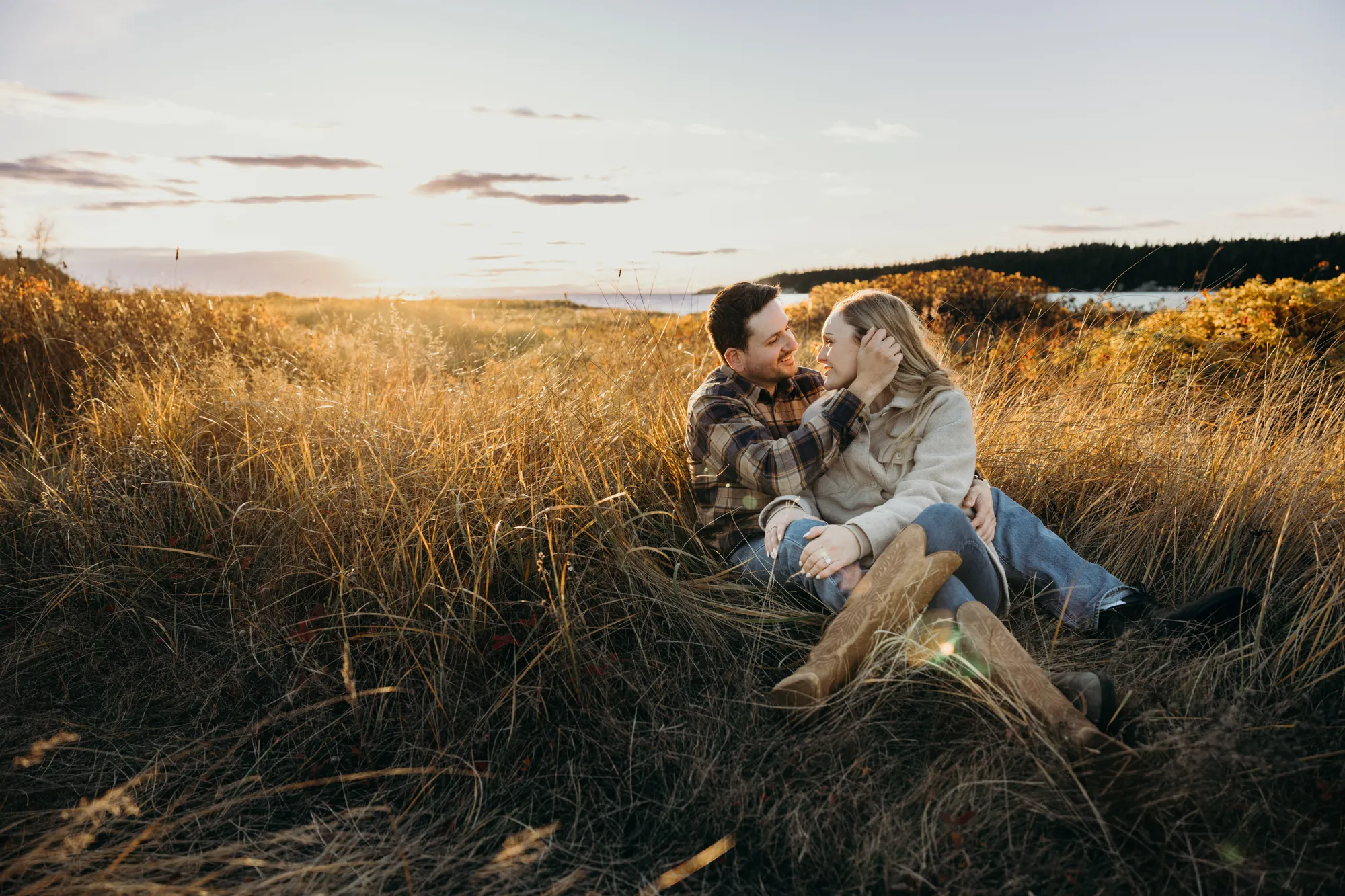 Portrait de Nathalie dans les herbes dorées de Varennes-sur-mer.