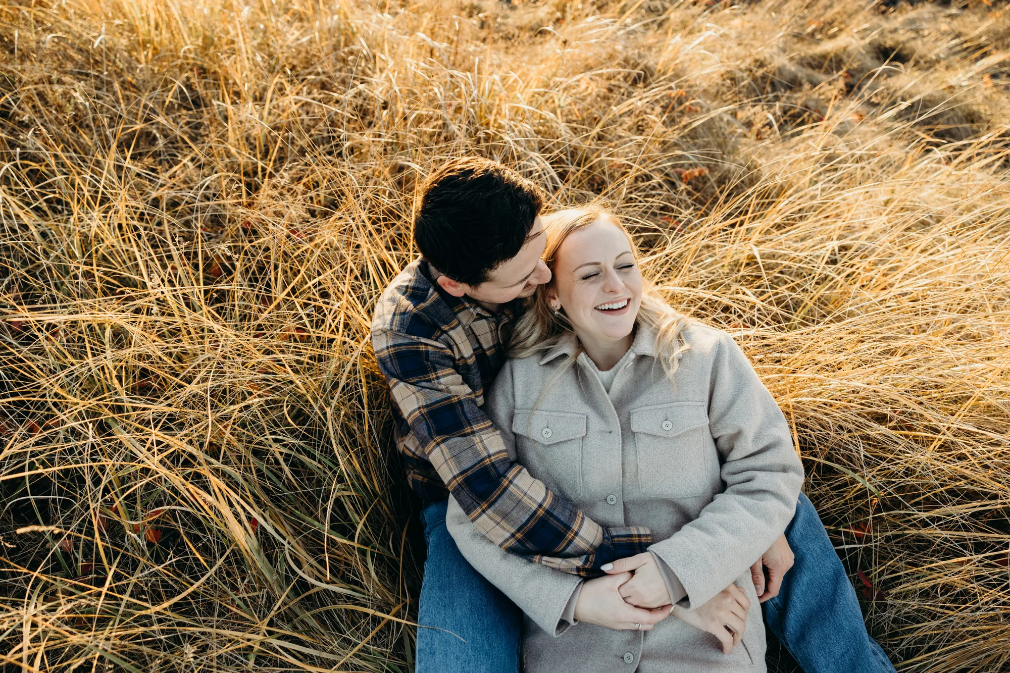 Amoureux assis au milieu de la végétation sauvage à Rimouski.