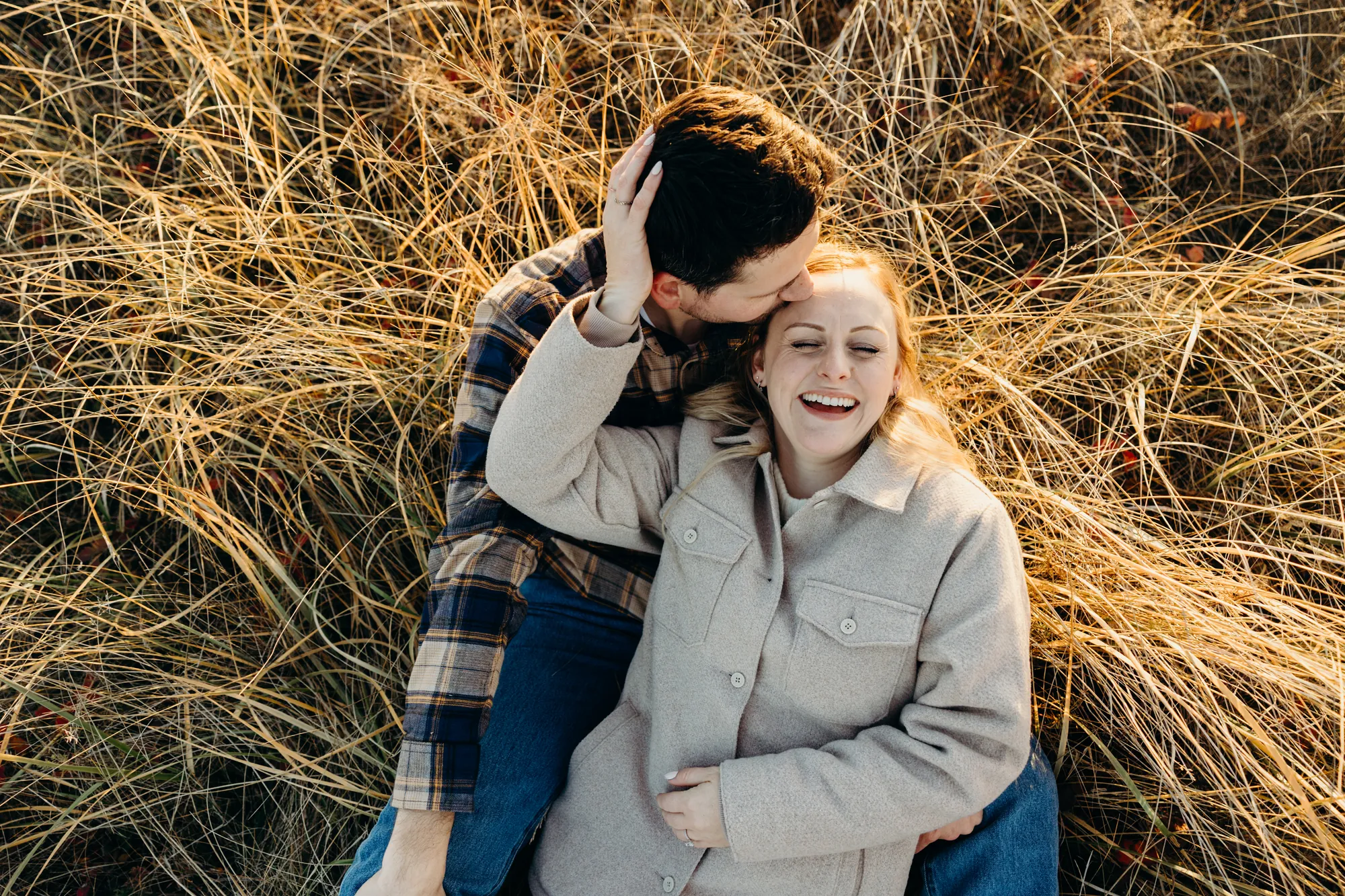 Étreinte chaleureuse dans les herbes sèches