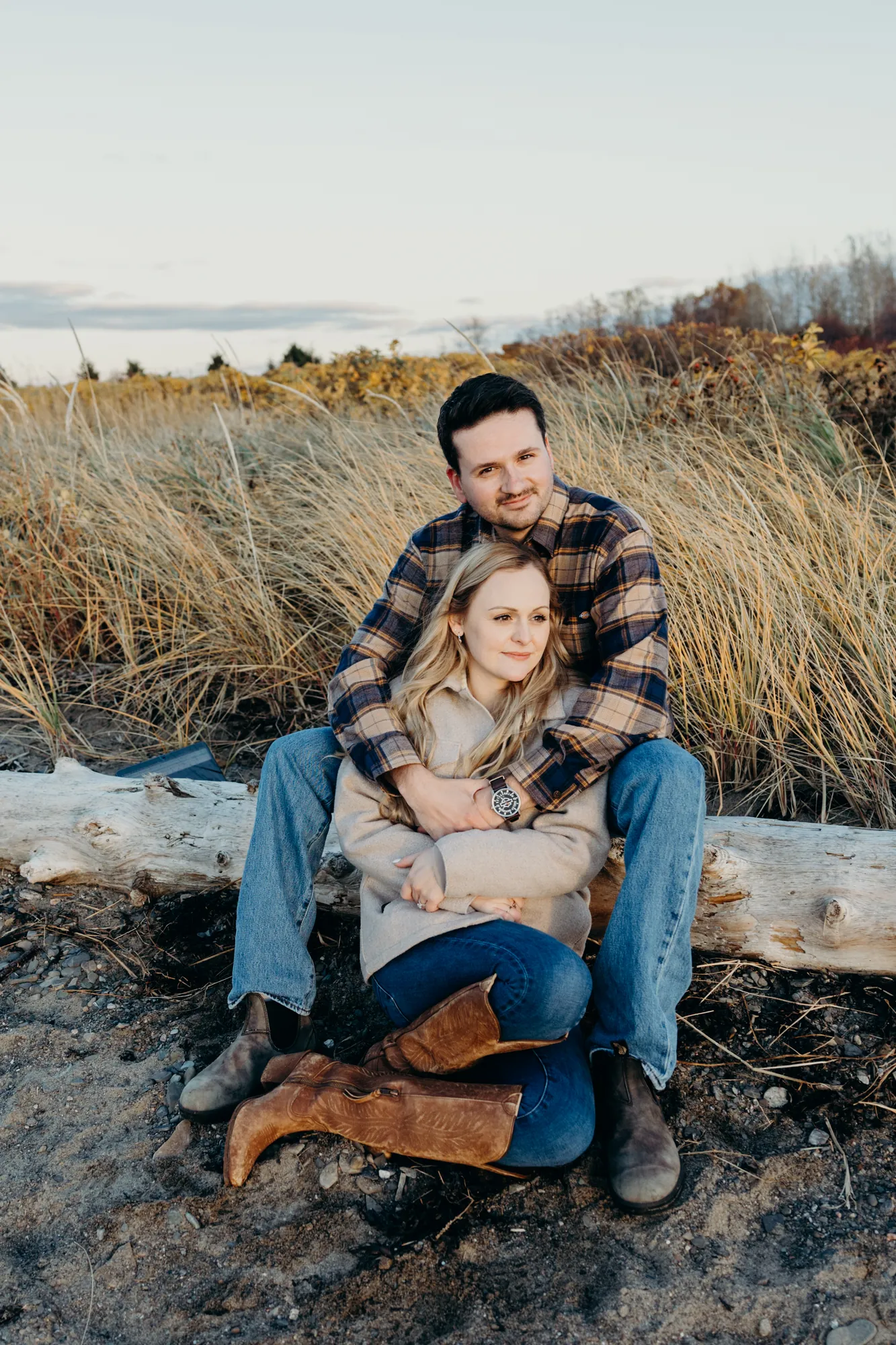 Portrait de couple dans les herbes rouges de Varennes-sur-mer.