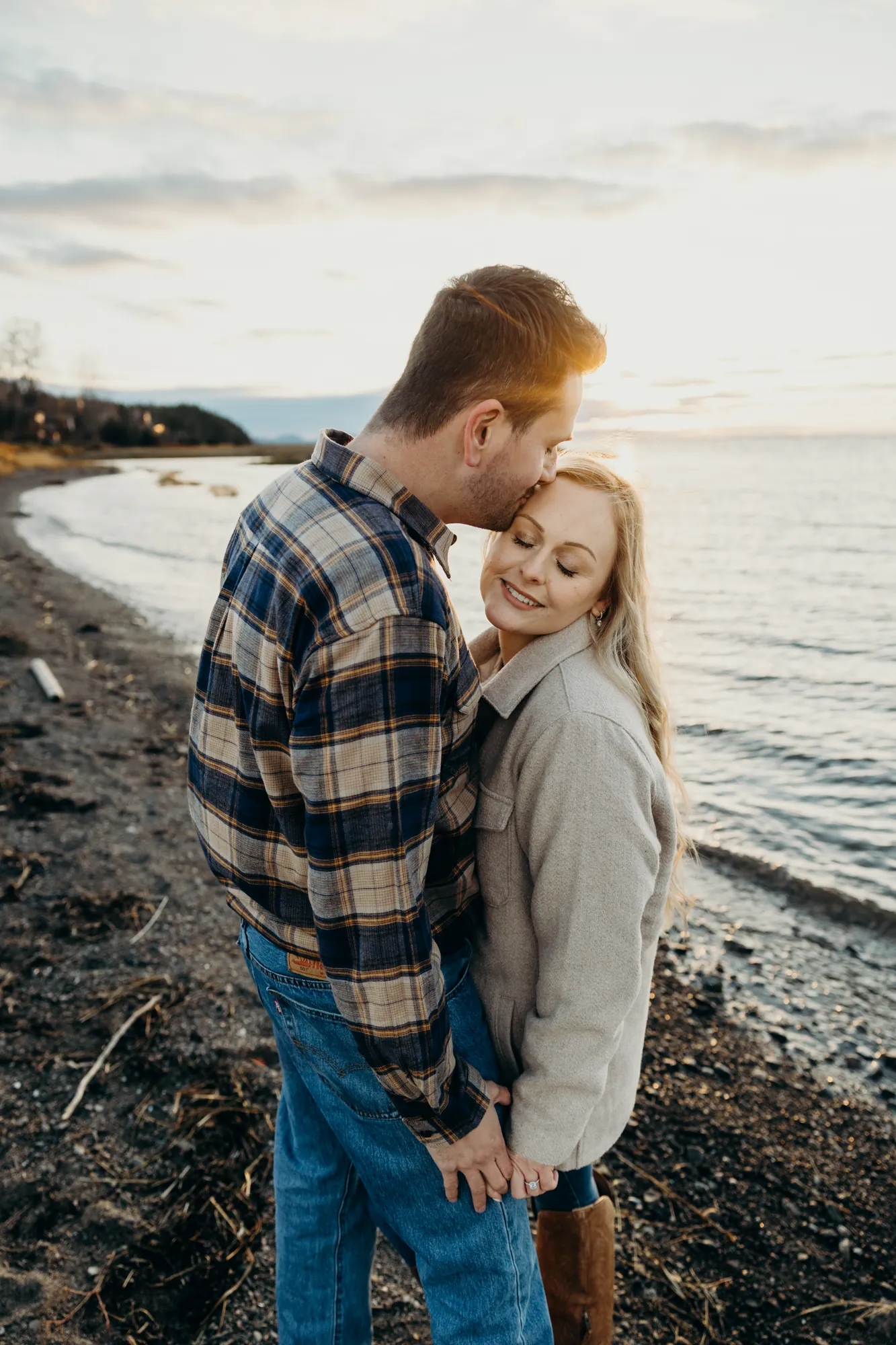 Moment d'intimité lors d'une séance de couple Rimouski au coucher du soleil.