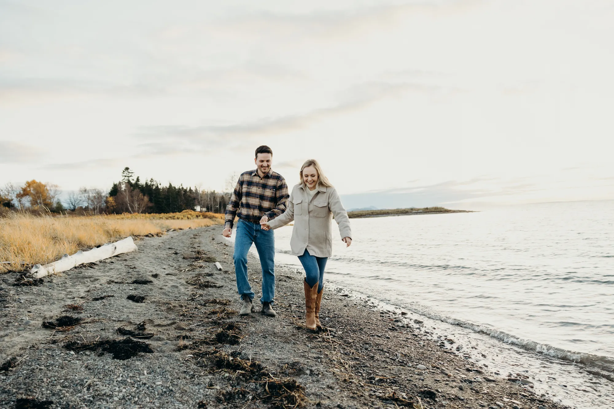 Amoureux marchant sur la grève de galets à Varennes-sur-mer.