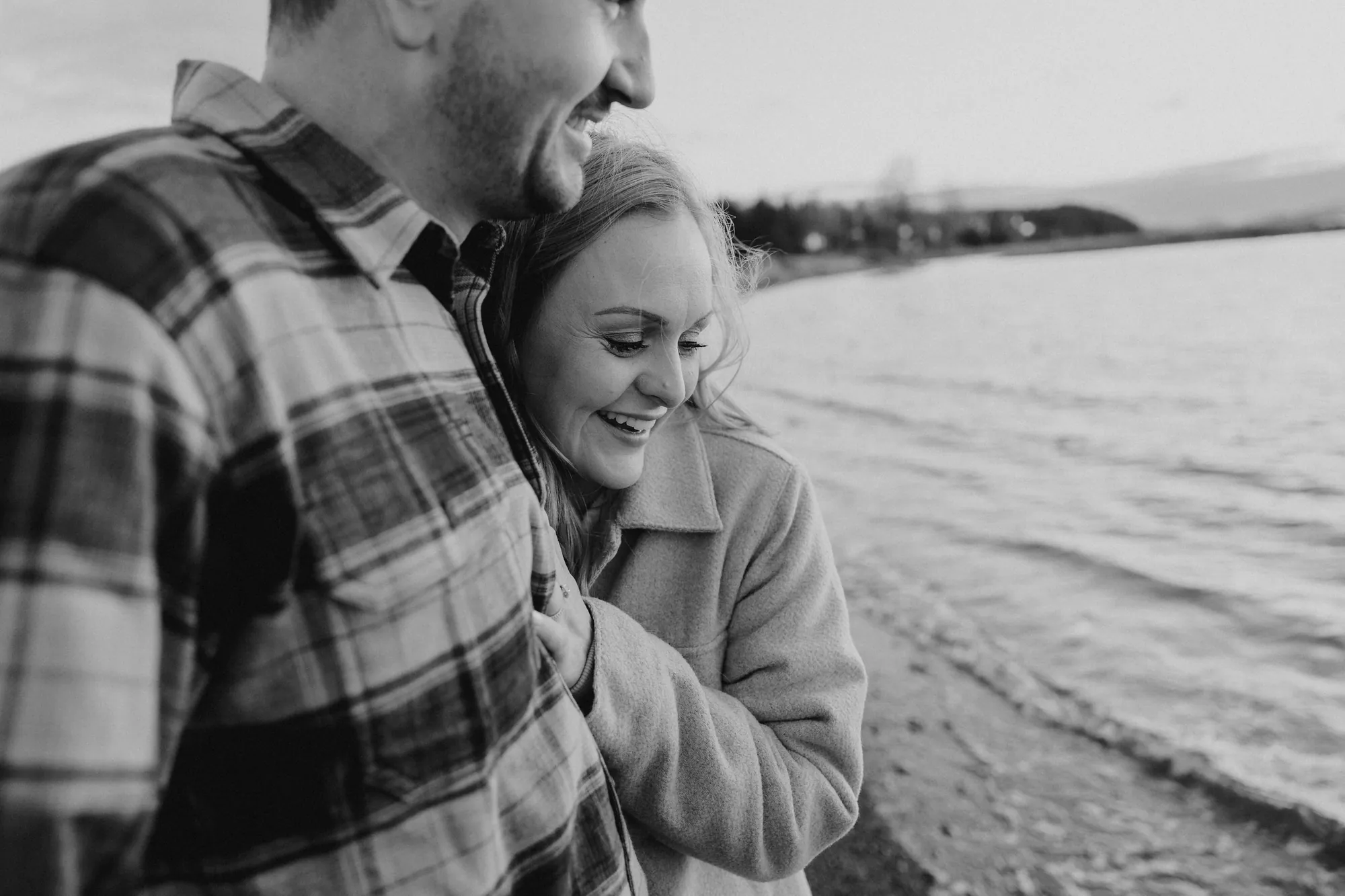 Étreinte complice d'un couple en noir et blanc lors d'une séance de couple Rimouski