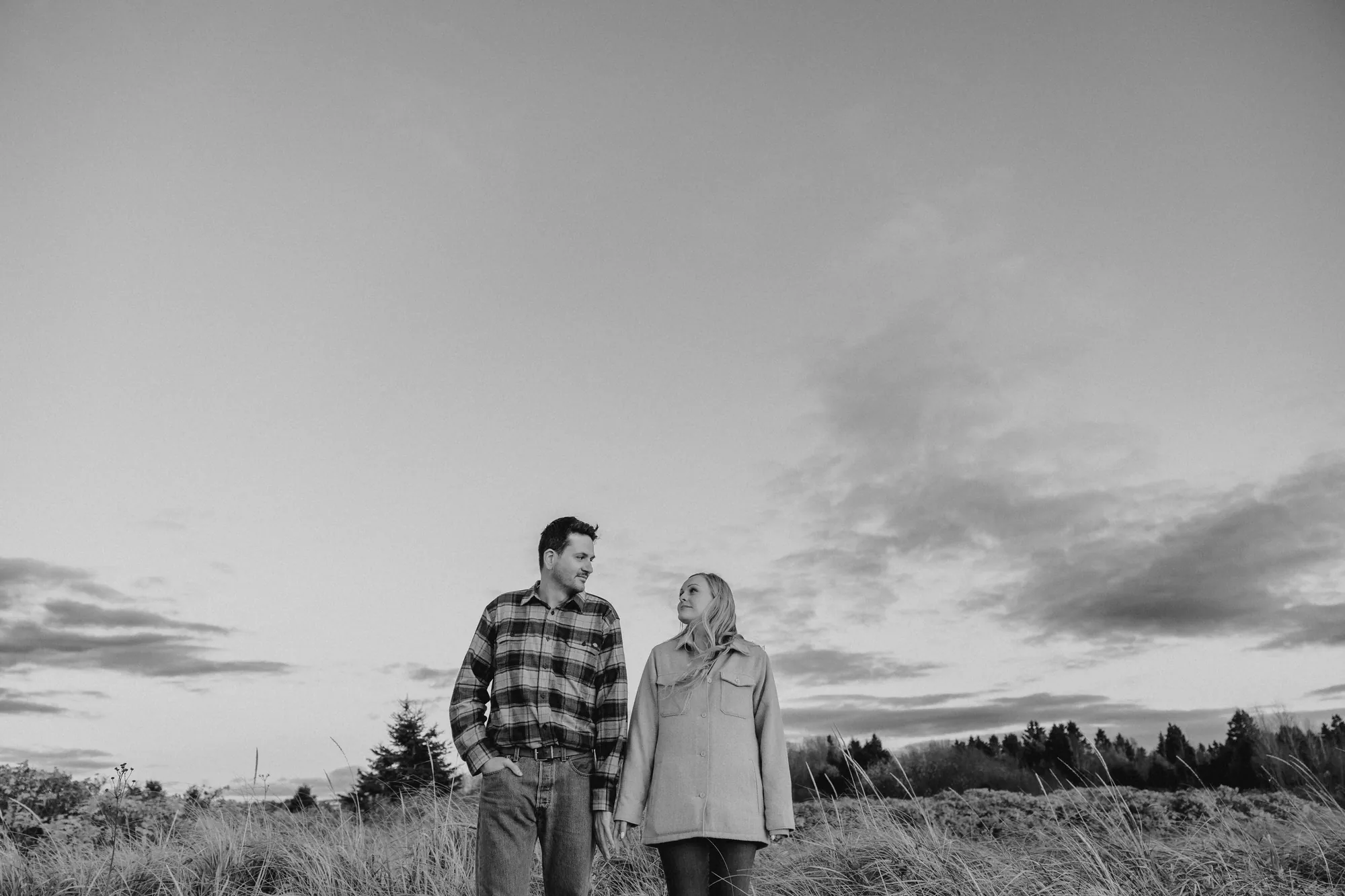 Portrait en noir et blanc de Guillaume et Nathalie face au fleuve Saint-Laurent.