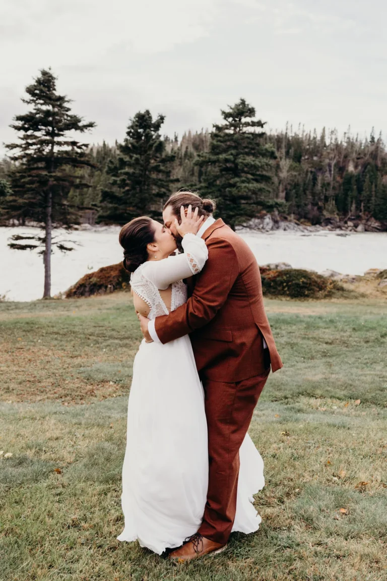 Baiser des mariés sur la côte rocheuse du Bas-Saint-Laurent.
