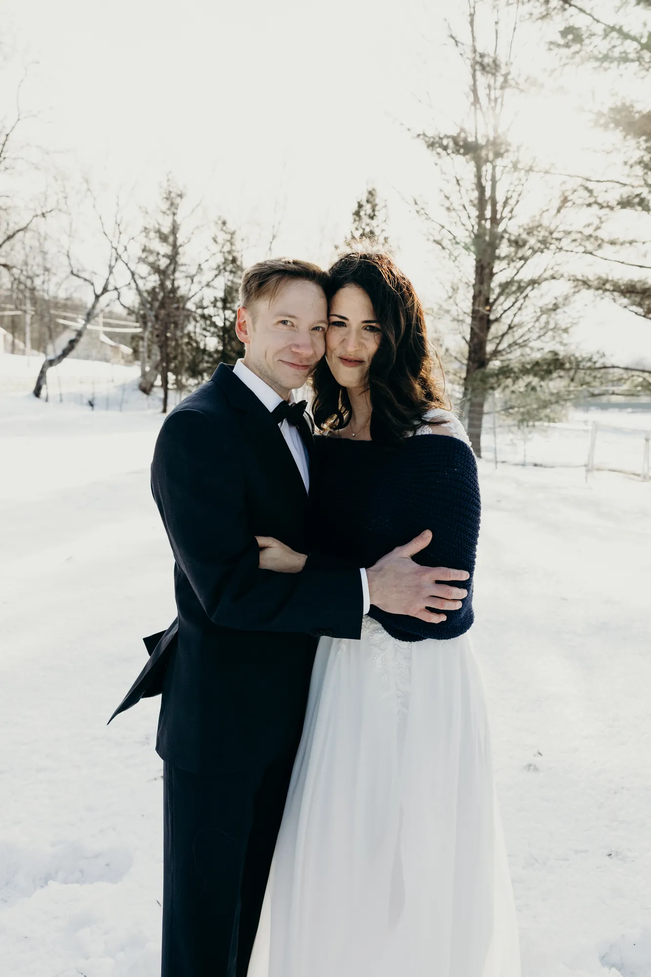 Portrait romantique du couple sous la lumière douce d'une journée d'hiver au Québec.