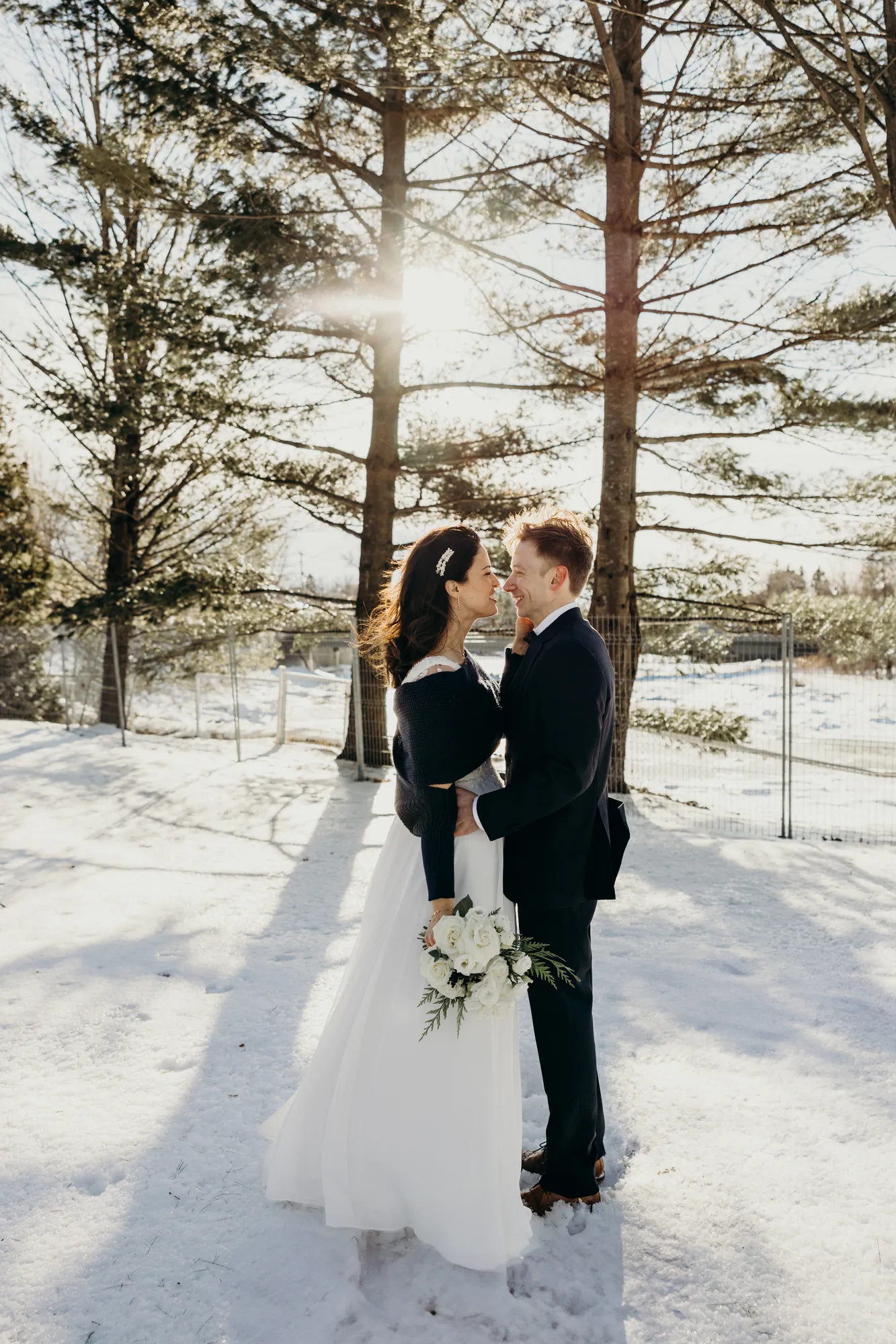 Lindsay et Julien posant face à face dans un décor hivernal de forêt québécoise.