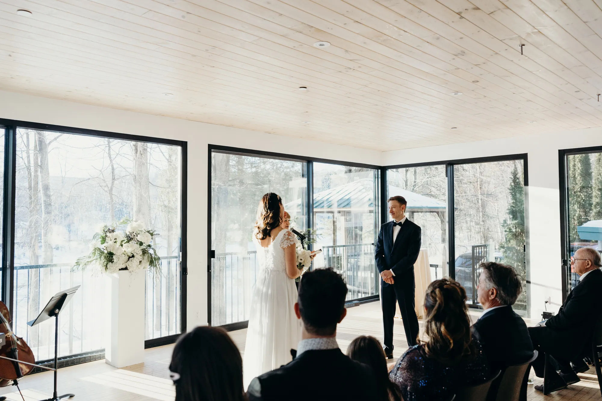 Vue d'ensemble de la salle de cérémonie intérieure avec les invités assis de chaque côté.