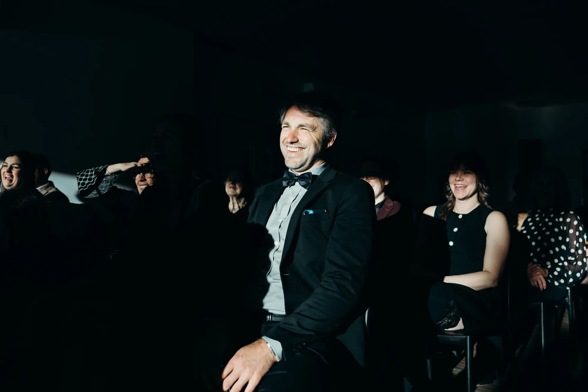 Gros plan d'un invité assis regardant sa future épouse avec émotion à l'autel.