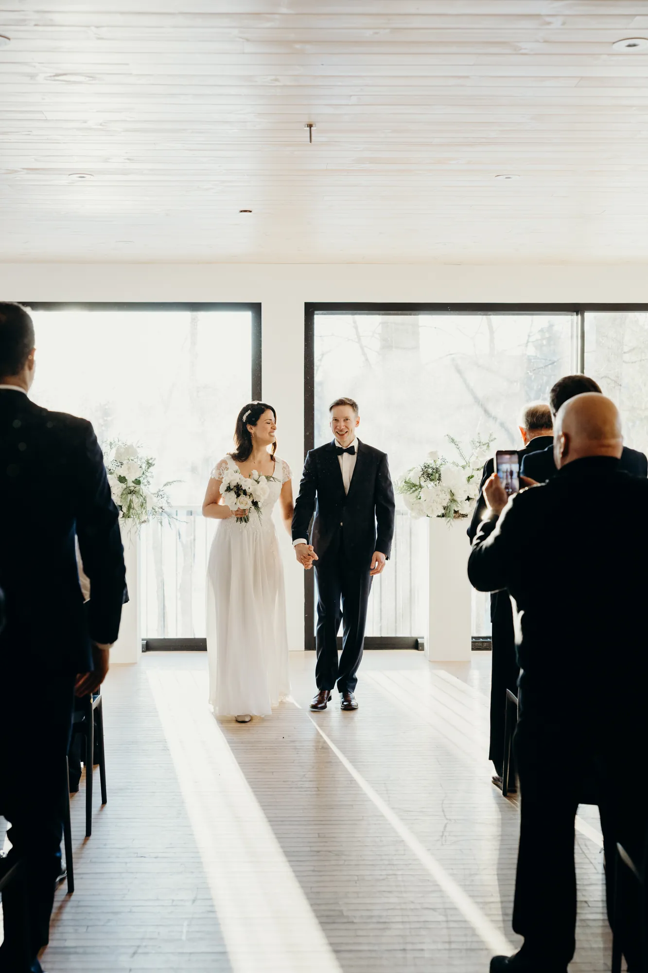 Les mariés Lindsay et Julien remontent l'allée après leur cérémonie au Manoir St-Anne.