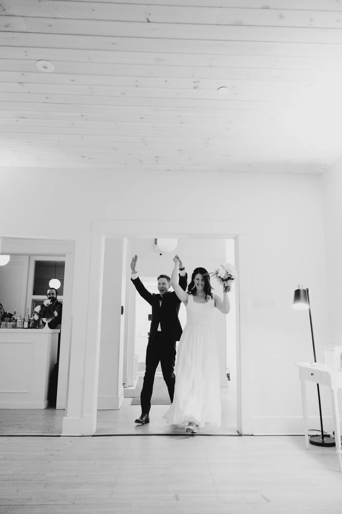 Lindsay et Julien font leur entrée triomphale dans la salle de réception lumineuse du Manoir St-Anne.