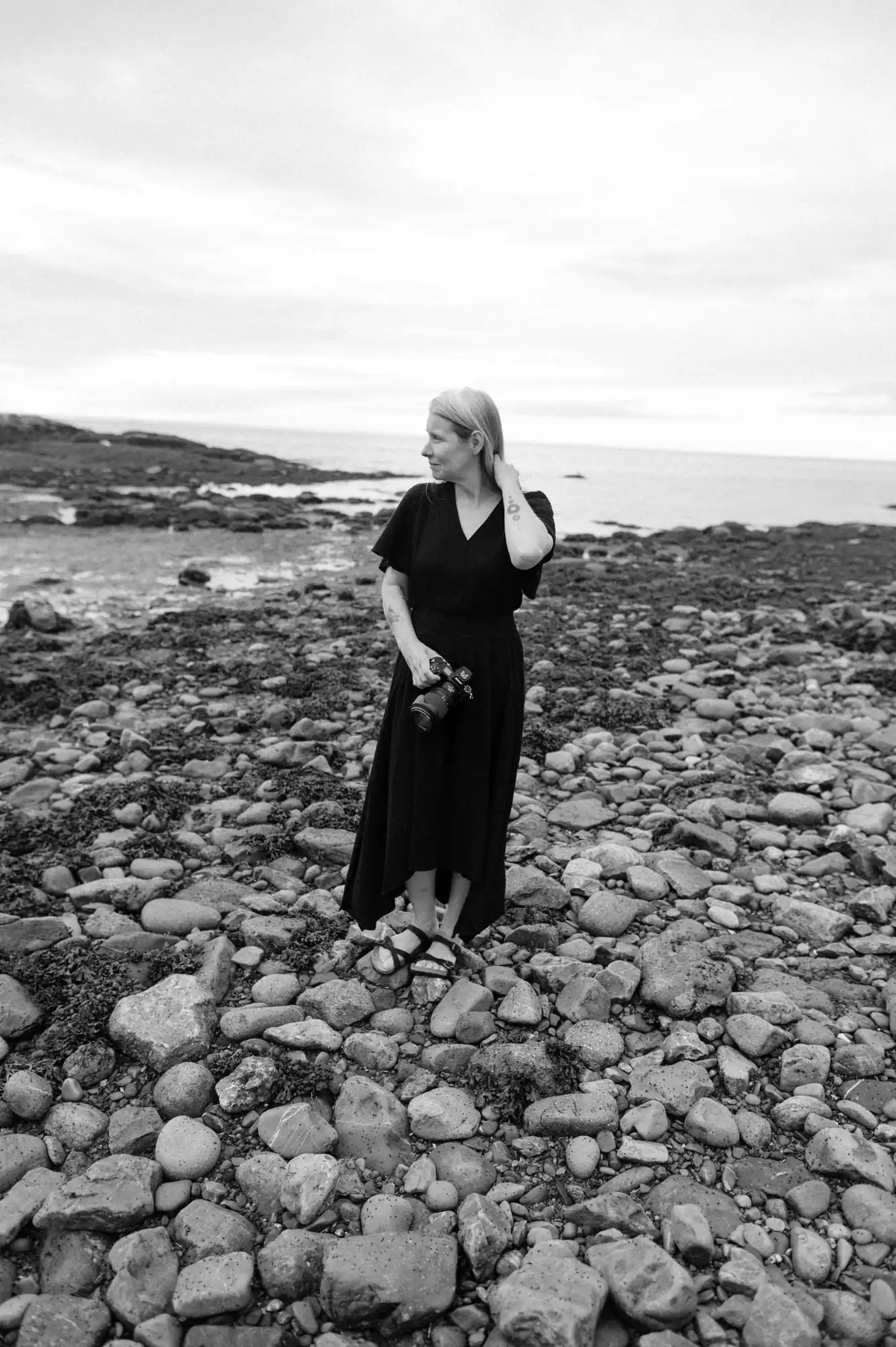 Portrait en noir et blanc de Catherine Hudon photographe en lumière naturelle à Rimouski