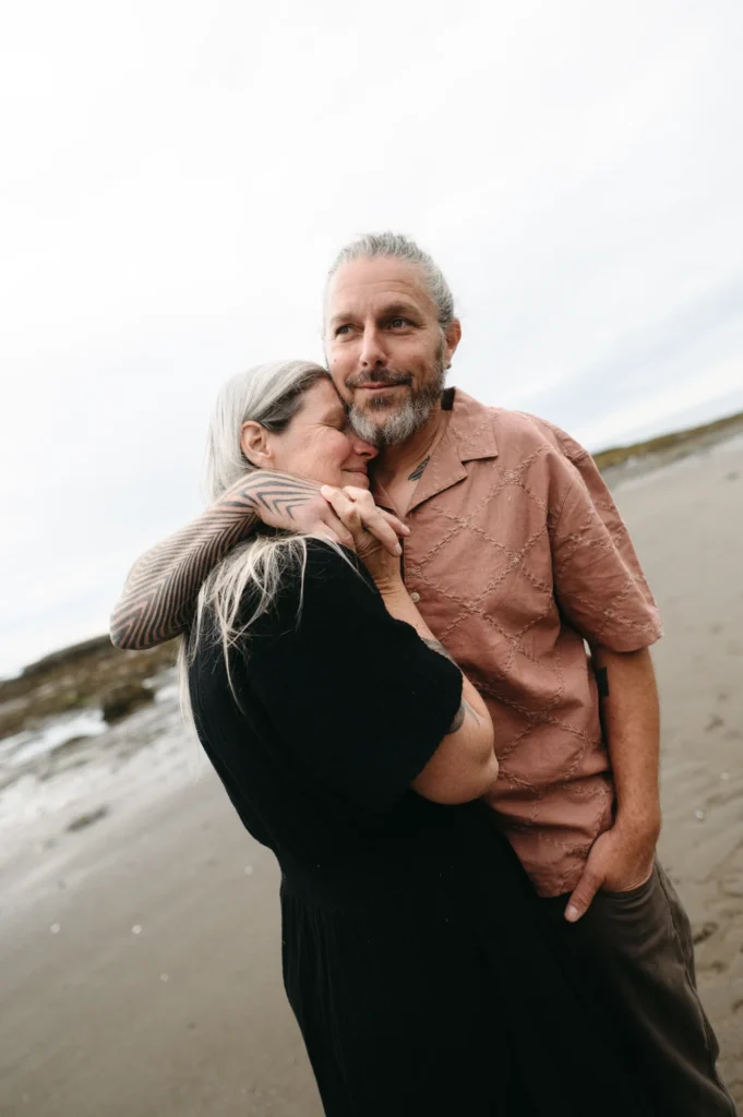 Catherine Hudon, fondatrice de 5Mphotographie, et son conjoint Martin lors d'un moment de complicité sur une plage de Rimouski.