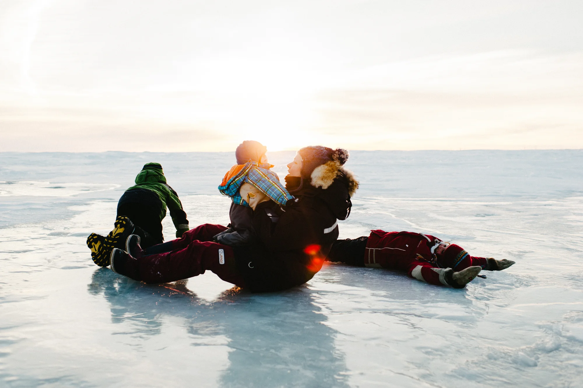 atherine Hudon, la photographe derrière 5Mphotographie, partage un moment intime et authentique avec ses enfants sur la glace de la Baie James à Chisasibi.
