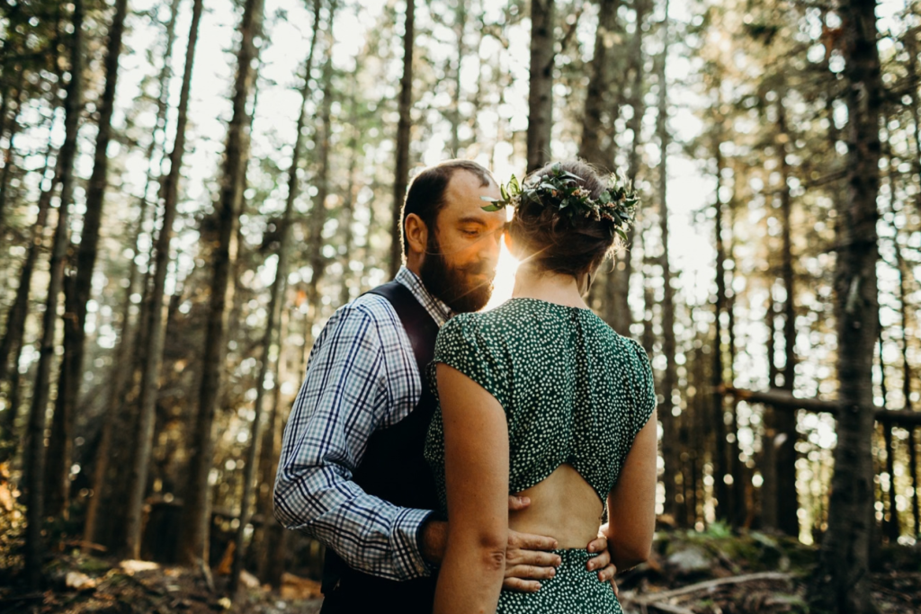 Couple enlacé dans un boisé du Bic photo prise par 5Mphotographie.