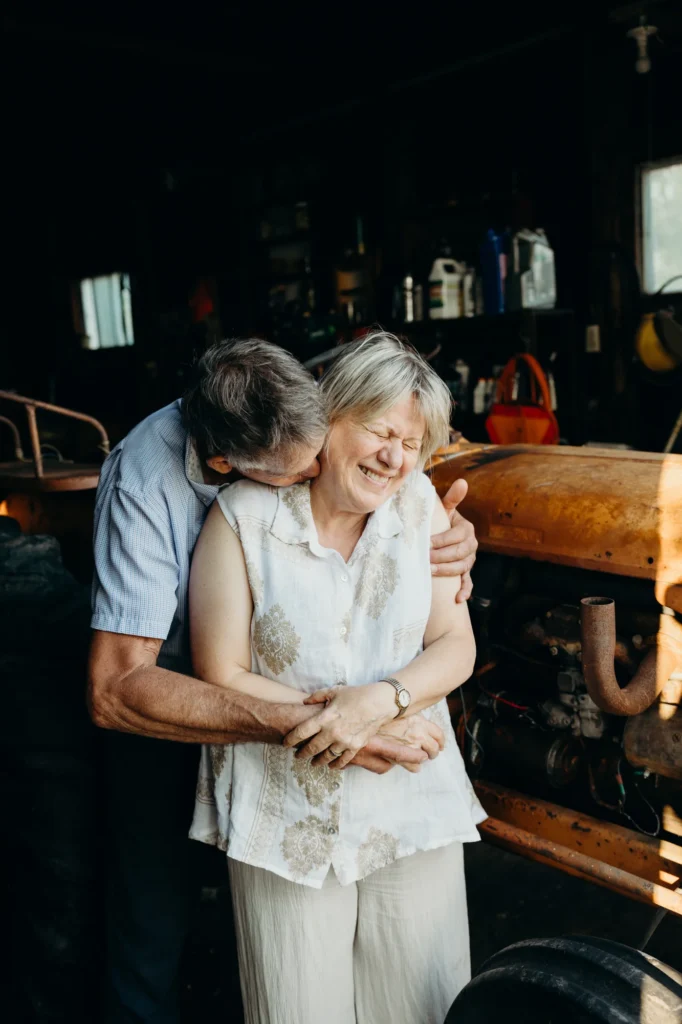 Couple plus âgé s'embrassant en riant.