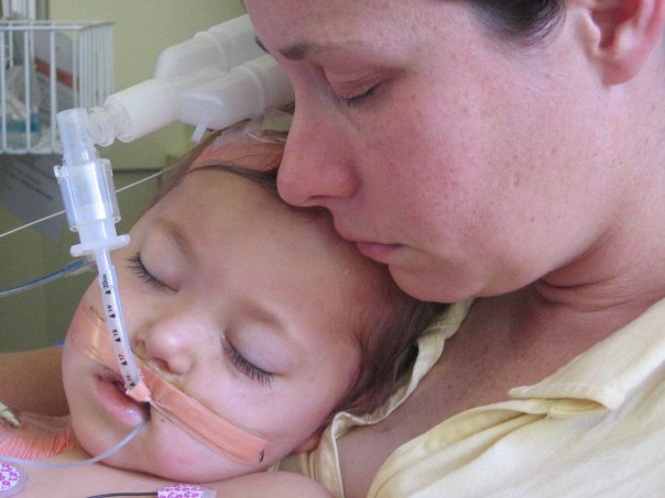 atherine Hudon, la photographe derrière 5Mphotographie, avec son fils Mattéo : une image témoignant de la résilience et de la naissance de sa mission de photographe à Rimouski.