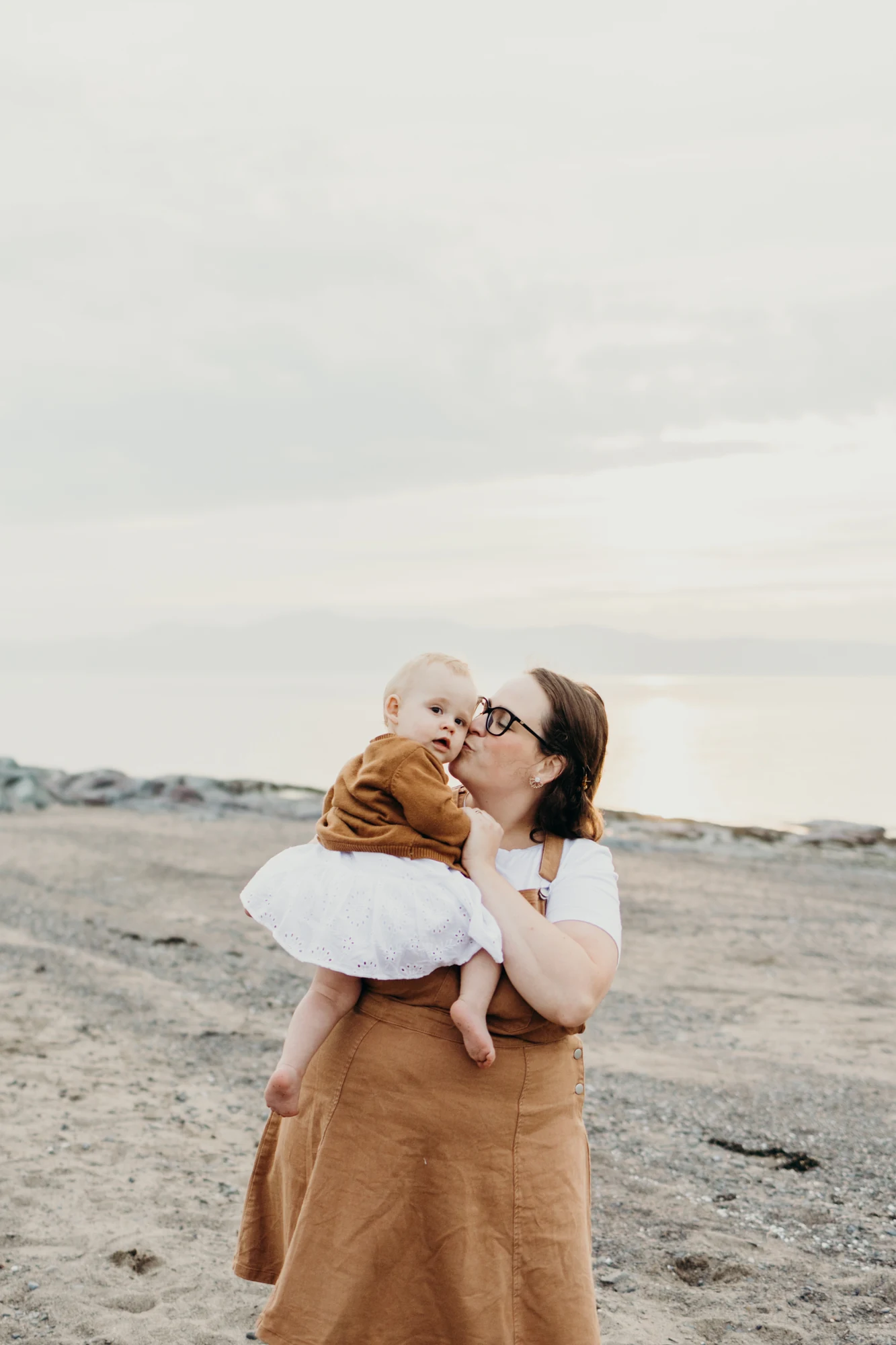Myriam et Zoé observant l'horizon sur une plage sauvage du Kamouraska.