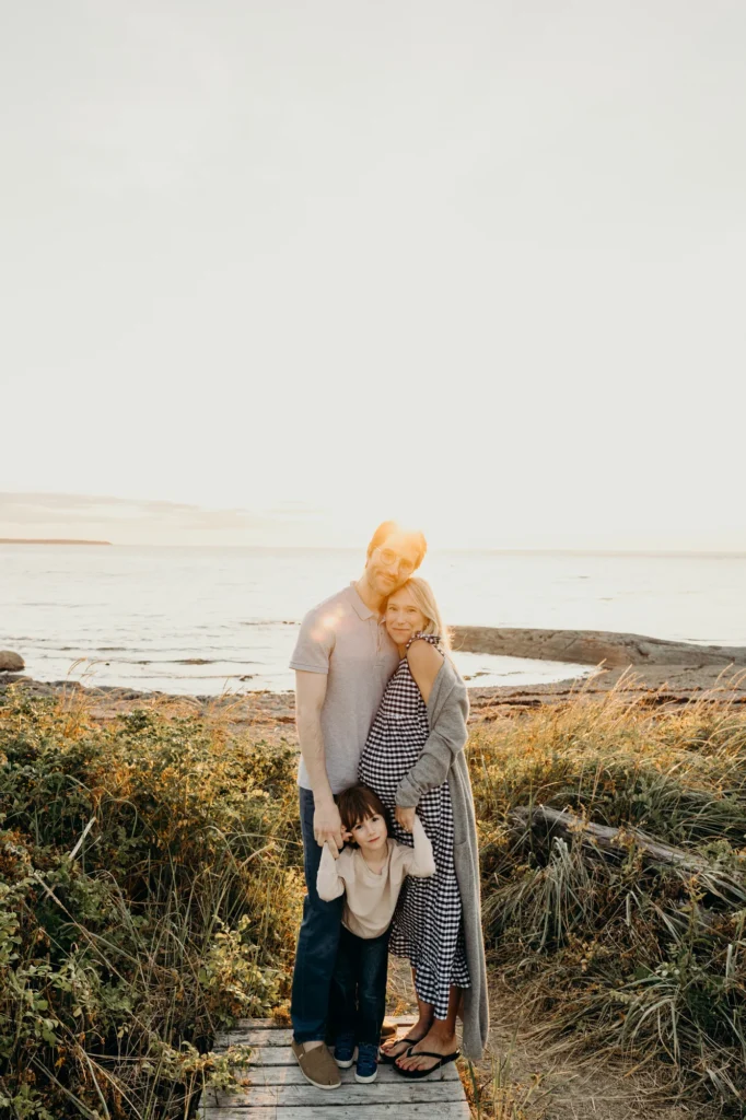 Portrait de famille spontané et lumineux sur la pointe rocheuse de Rimouski.