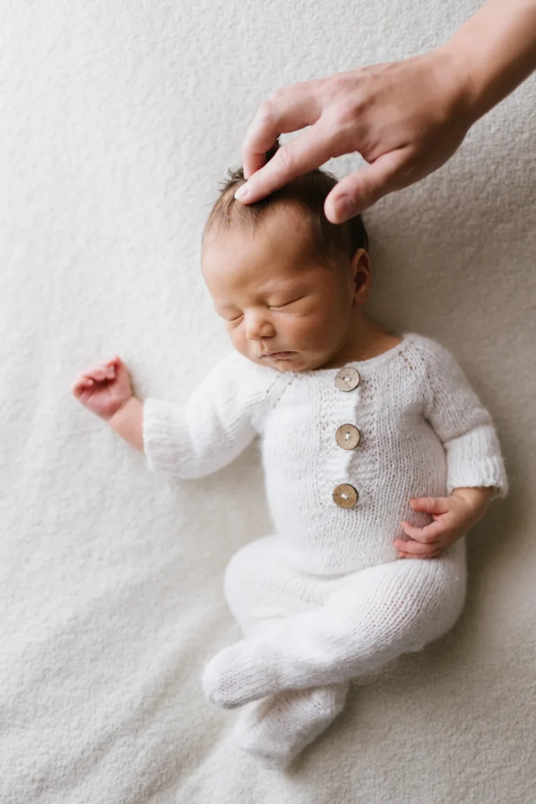 Kalen dans un habit de tricot blanc à boutons de bois, look rustique chic.