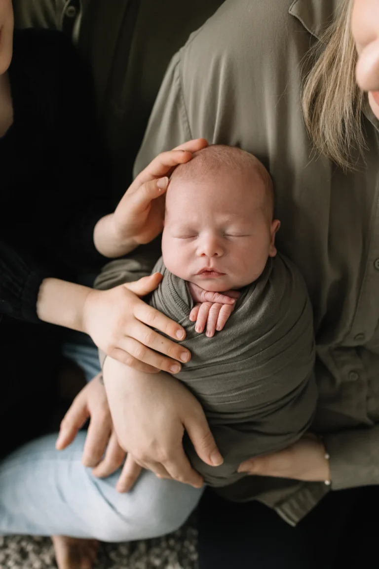 Famille de quatre personnes (Audrey-Anne, Antho, Livia, Théo-Charles) à domicile.